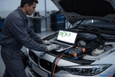 Standalone 4.45.30 Diagnosesoftware wird von Mechaniker am BMW verwendet.
